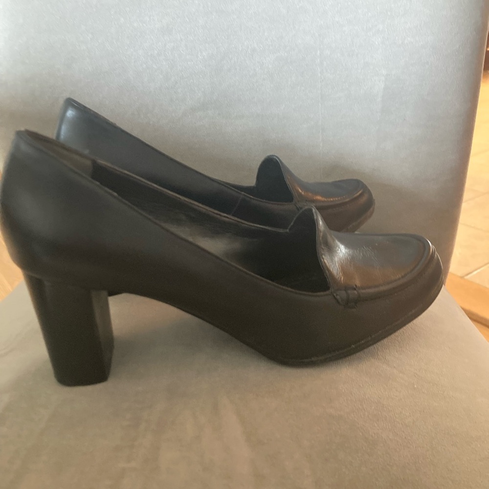 Adrienne Vittadini black heel shoe